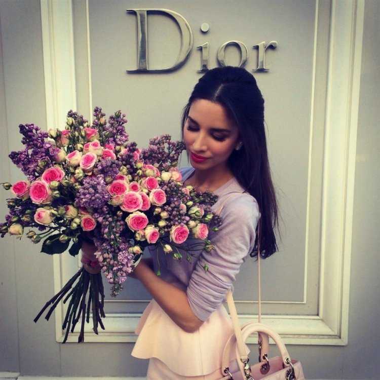 Девушка с букетом Инстаграм