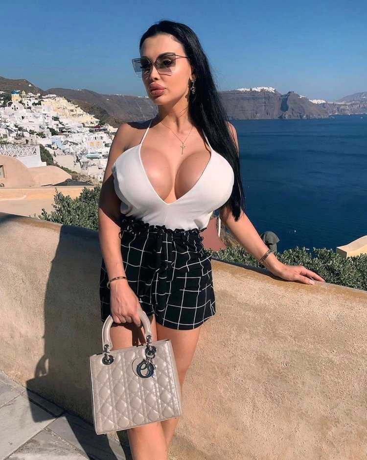 Инес Хелен декольте