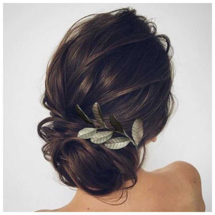 Брюнетка с убранными волосами72