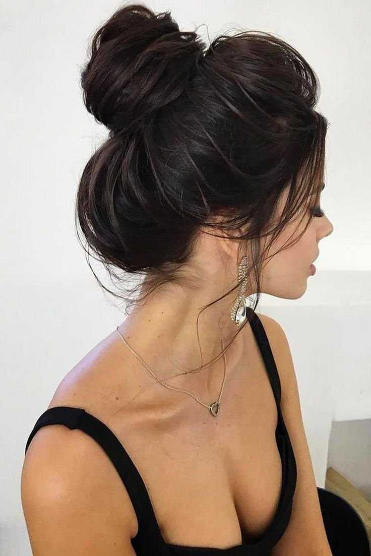 Девушка с собранными волосами