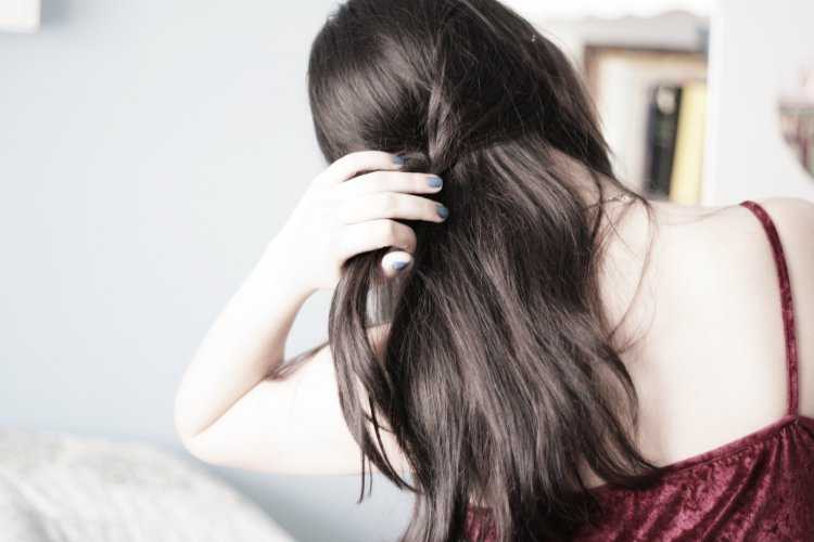 Брюнетка волосы со спины