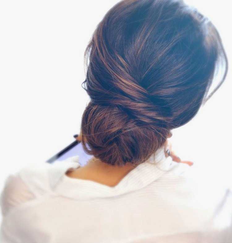 Брюнетка с пучком