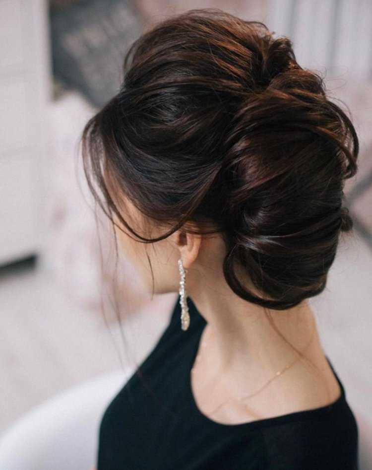 Собранная прическа на длинные темные волосы