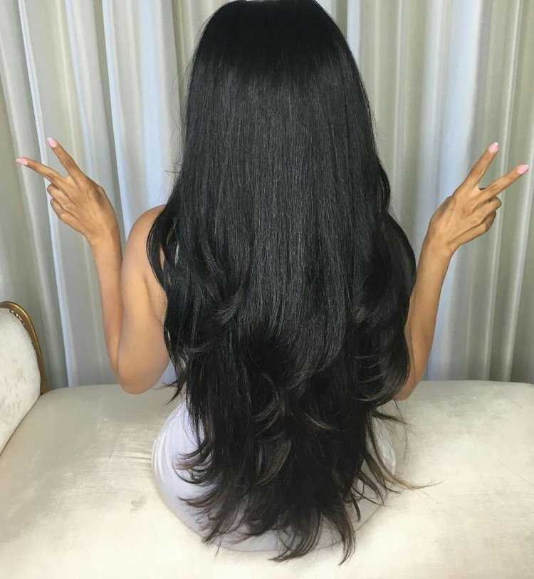 Брюнетка с черными длинными волосами