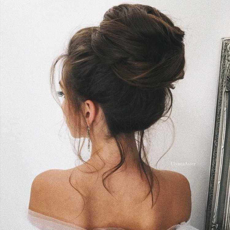 Брюнетка с пучком на голове