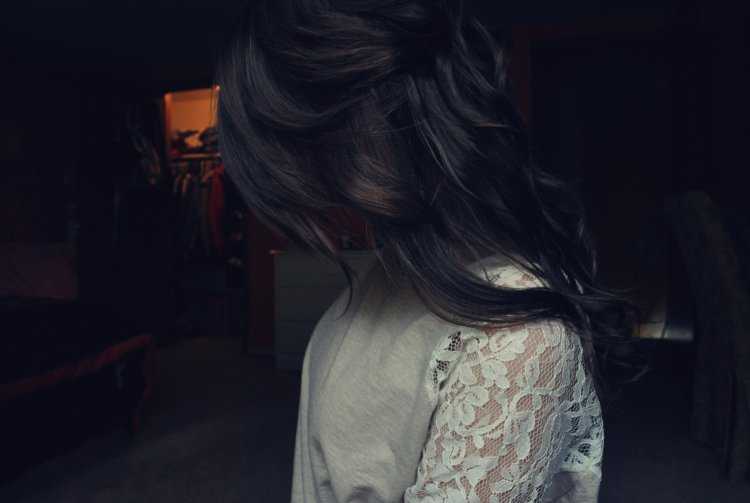 Девушка в темноте