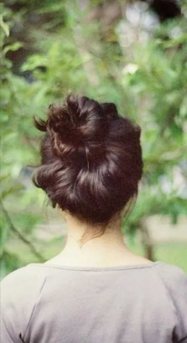 Девушка спиной сидя волосы в пучке