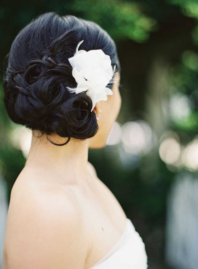 Брюнетка с убранными волосами51