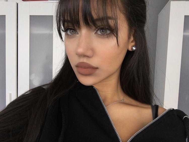 Брюнетка с удлиненной челкой13