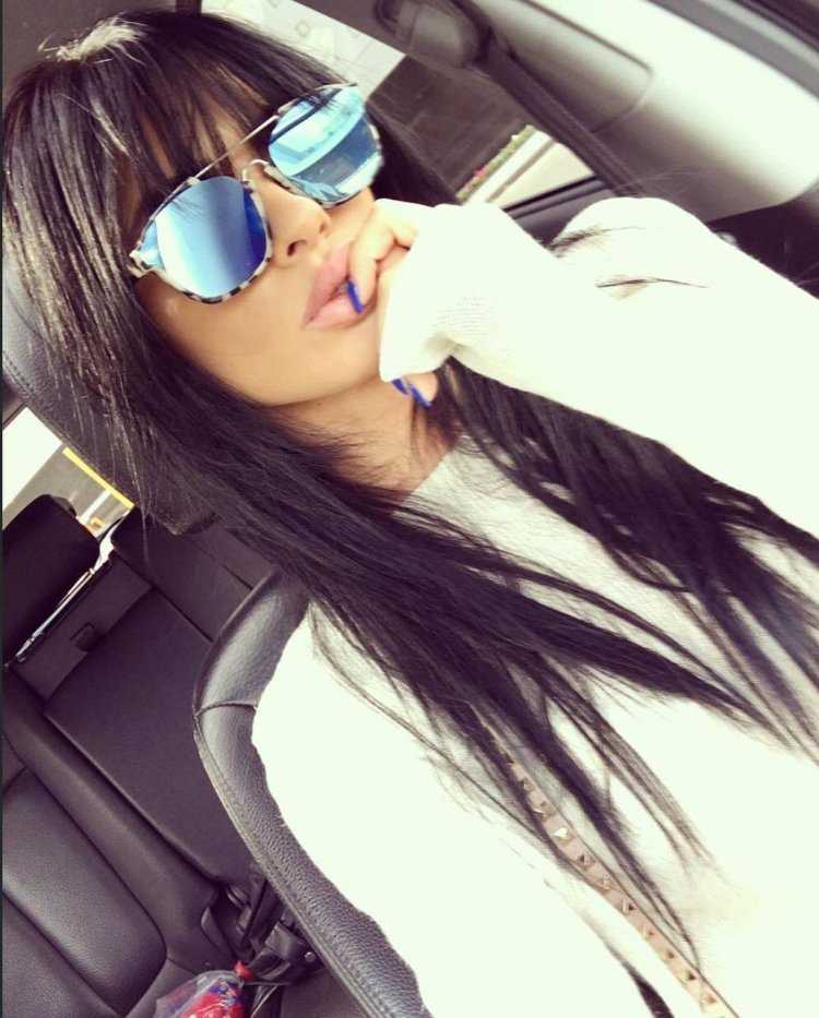 Брюнетка с челкой в очках