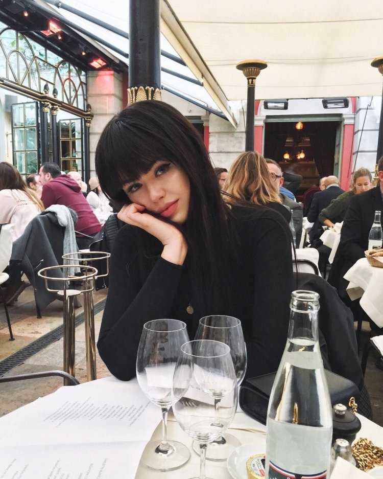 Кристина Базан с черными волосами