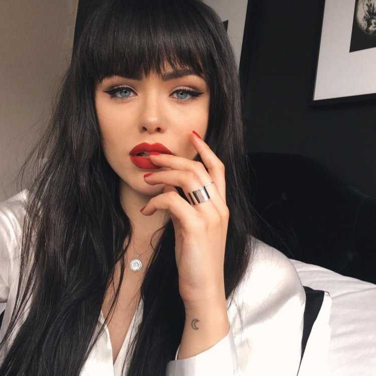 Кристина Базан брюнетка