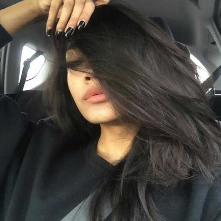 Девушка брюнетка с длинными волосами сэльфи