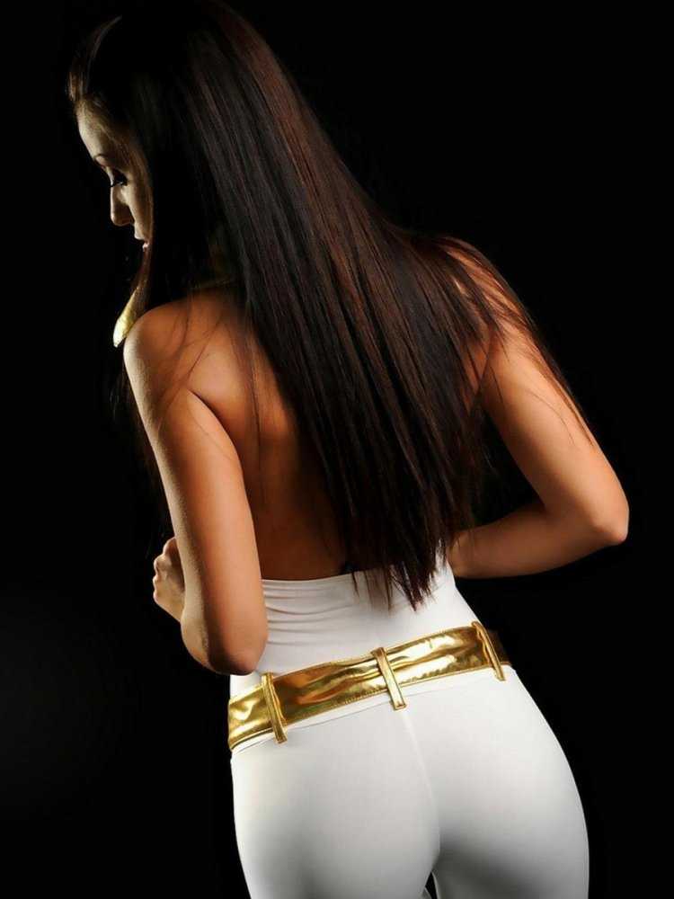 Брюнетка с упругой попой31