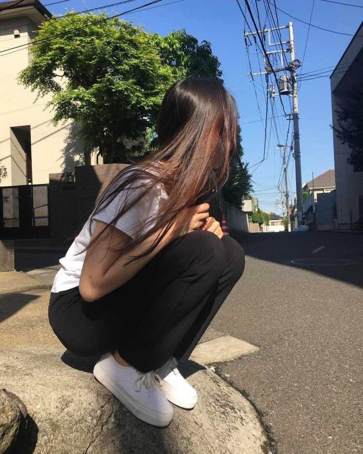 Девушка с темными волосами на улице