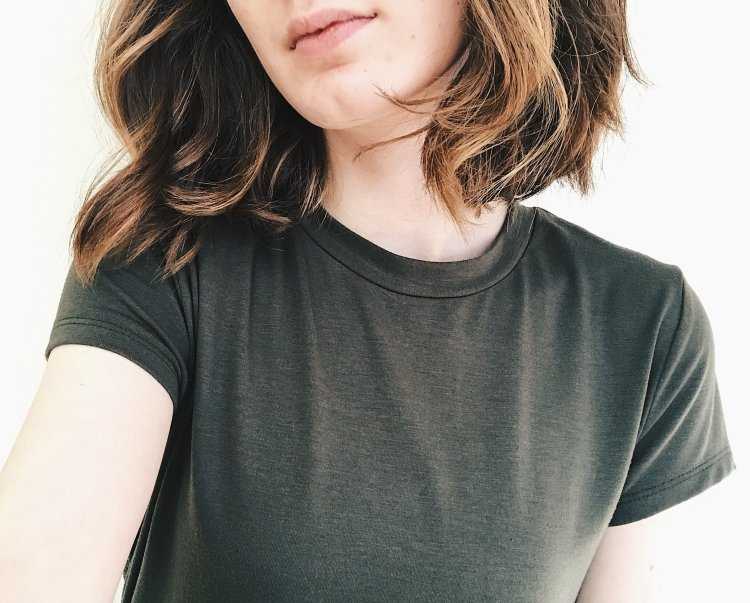 Девушка с волосами по плечи