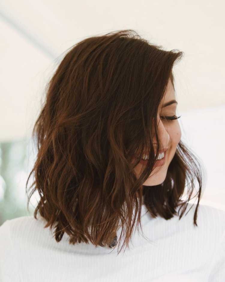 Брюнетка с волосами ниже плеч5