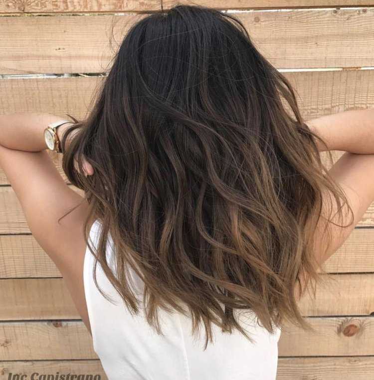 Брюнетки со средними волосами