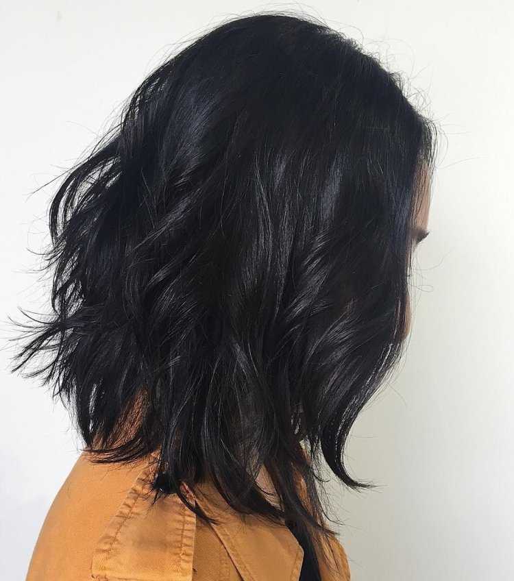 Черные волосы со спины средней длины