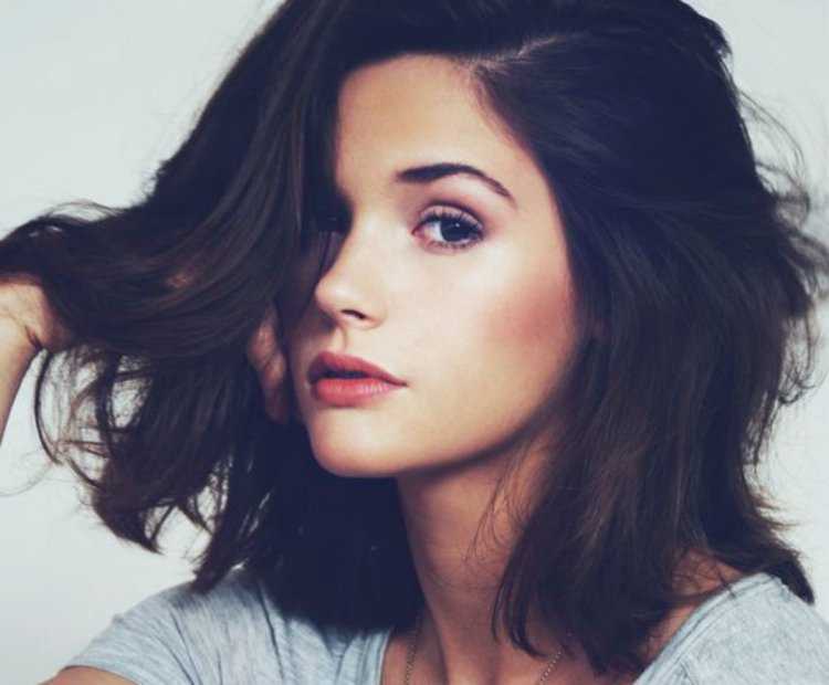 Девушка с каштановым каре