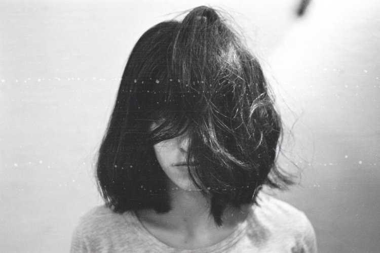 Девушка с каре со спины