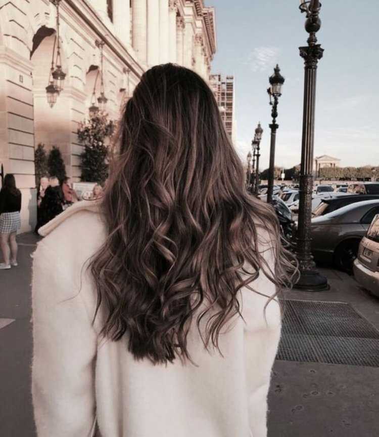 Девушка с волосами до лопаток