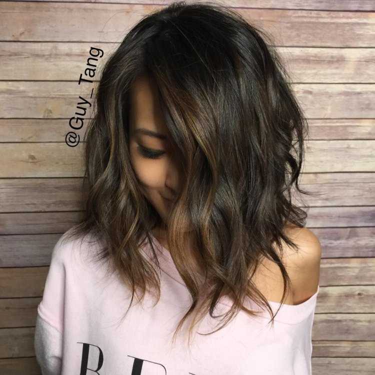 Девушка с темными волосами до плеч