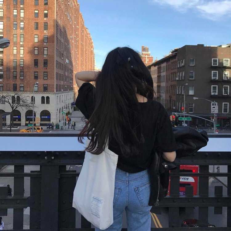 Девушка с черными волосами на улице