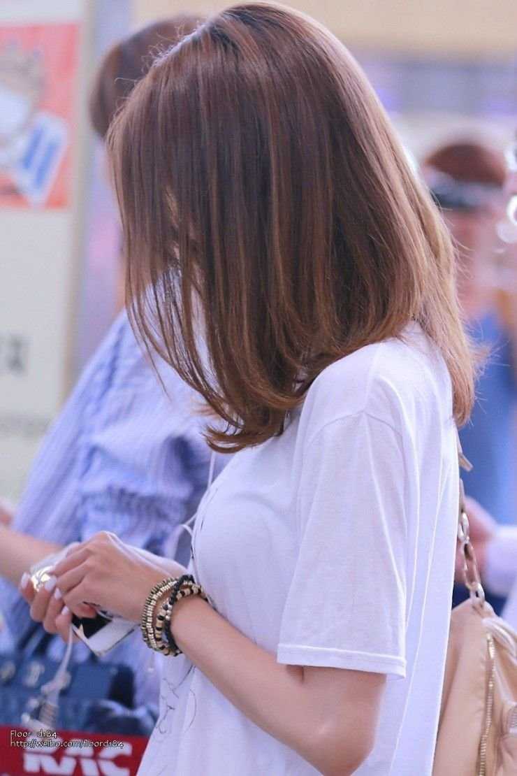 Шатенка с каре со спины