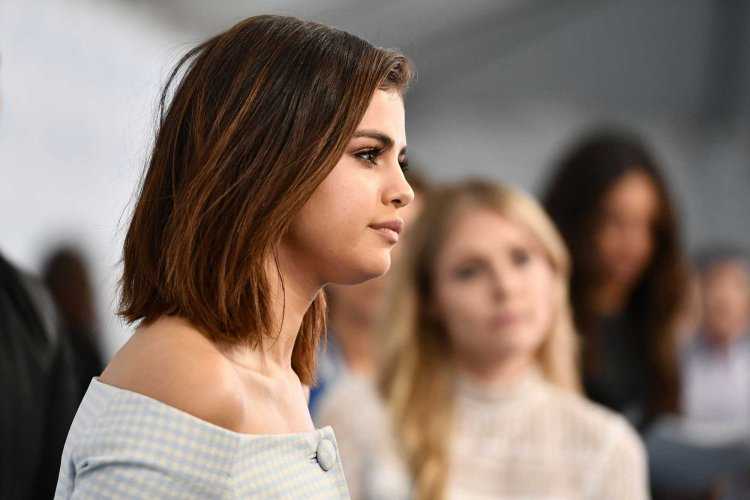 Селена Гомес волосы до плеч