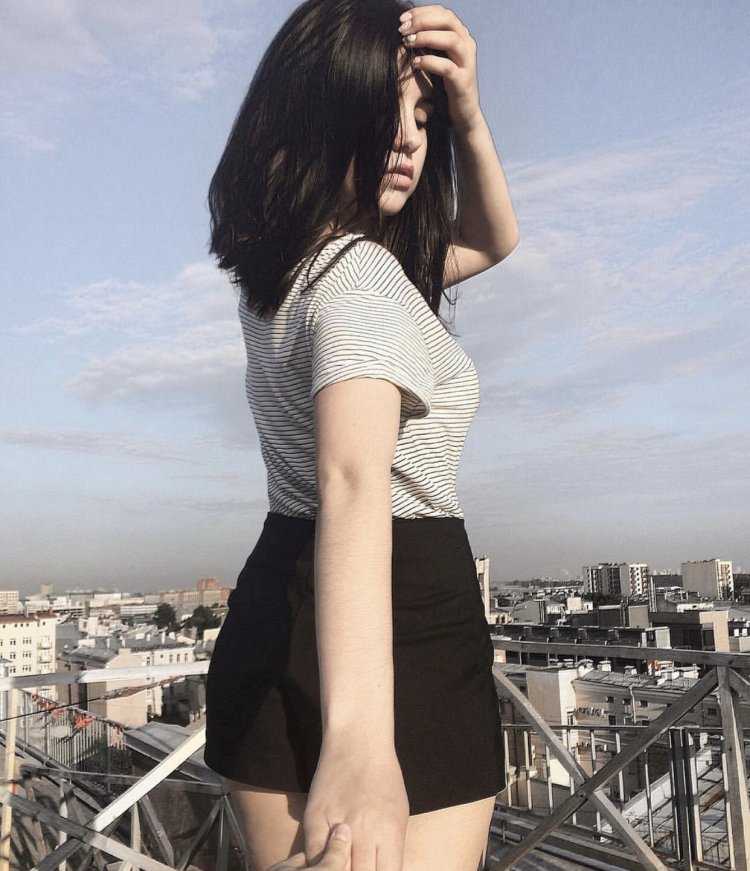 Девушка с каре черные волосы без лица