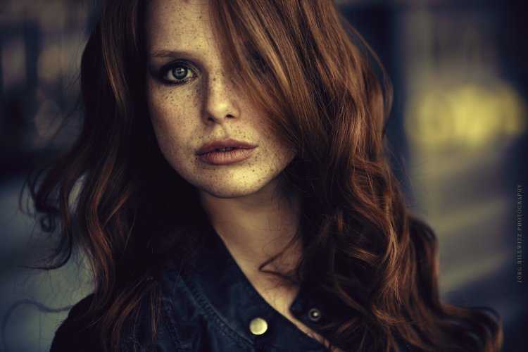 Брюнетка с веснушками и зелеными глазами