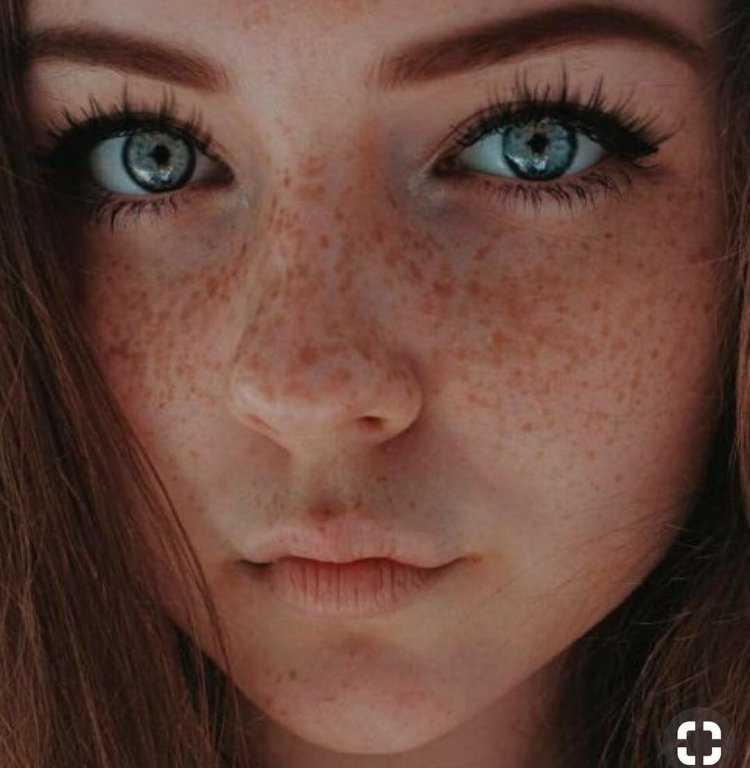 Веснушки и зеленые глаза