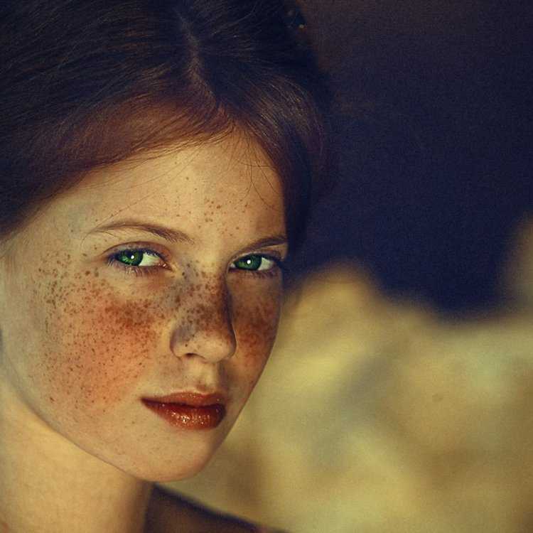 Девушка с веснушками и зелеными глазами