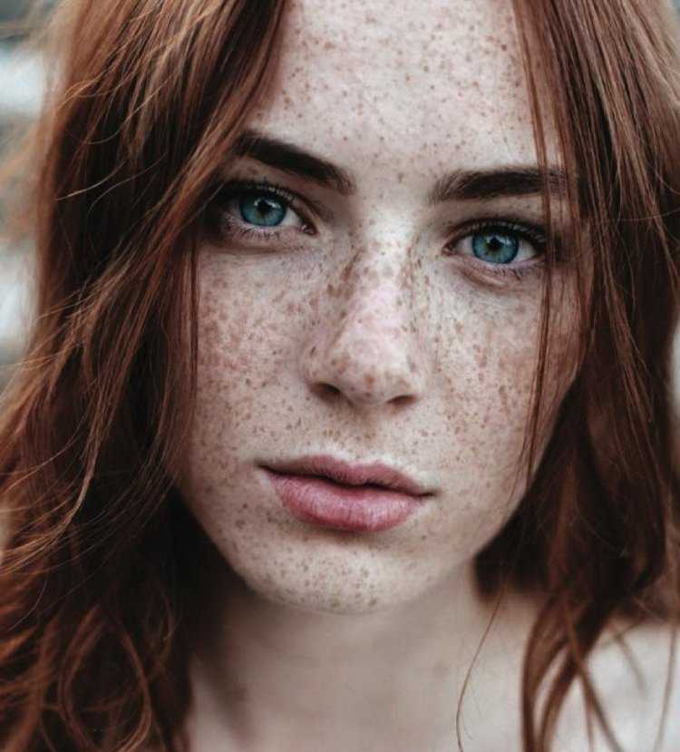 Девушки с веснушками с голубыми глазами