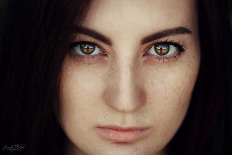Брюнетка с зелеными глазами и веснушками9