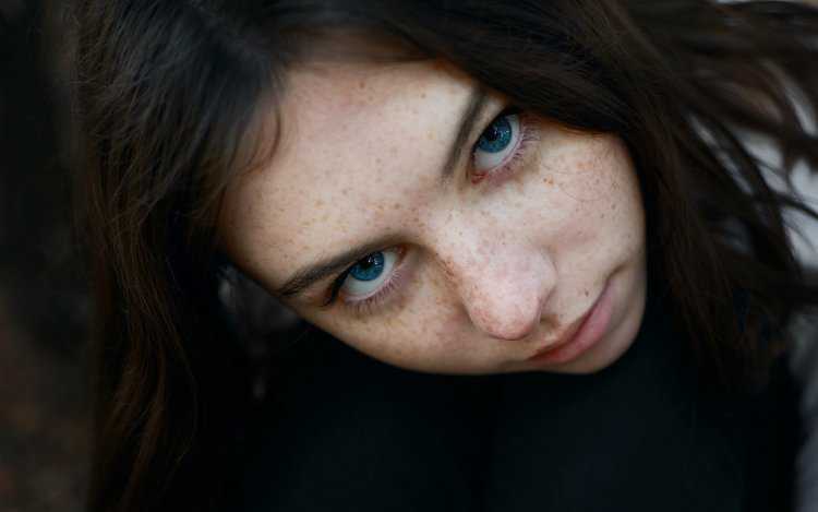 Брюнетка с веснушками