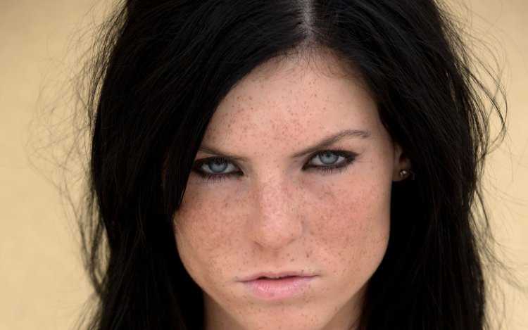 Темные волосы и веснушки