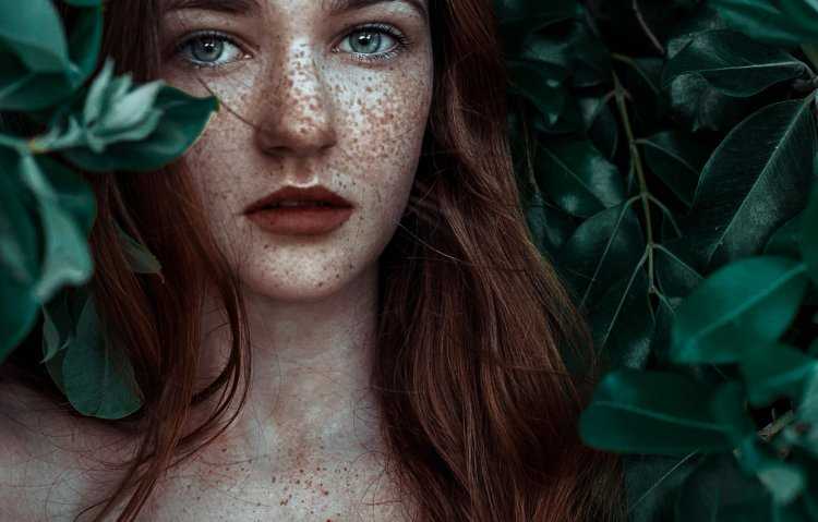 Миссис Гамильтон с веснушками