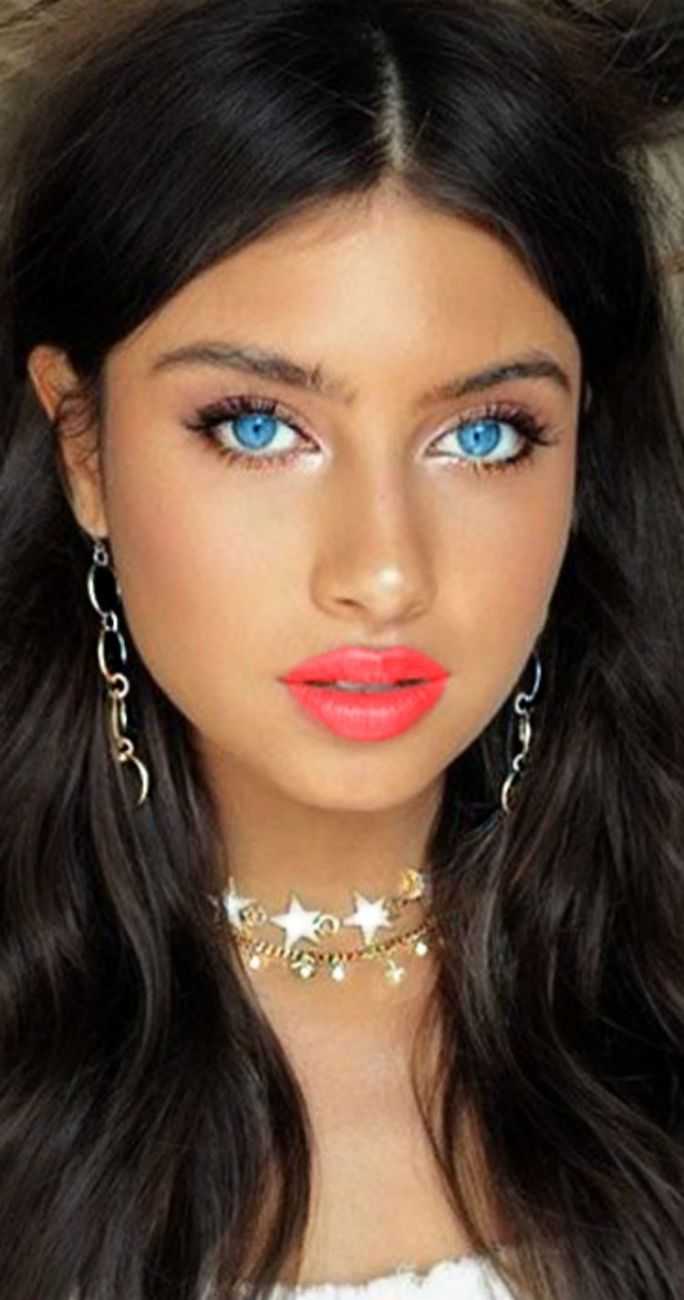 Брюнетка с голубыми линзами