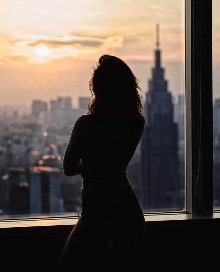 Силуэт девушки у окна