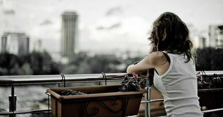 Девушка на бакене со спины