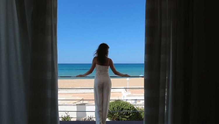 Девушка на балконе с видом на море