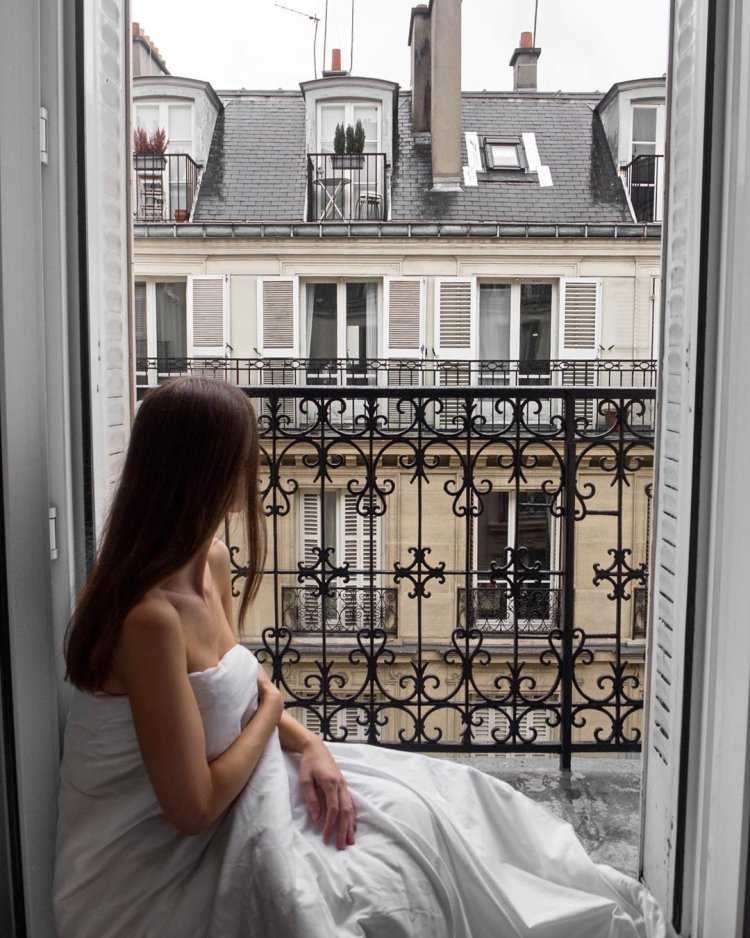 Девочка на балконе