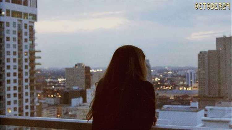 Девушка на балконе без лица