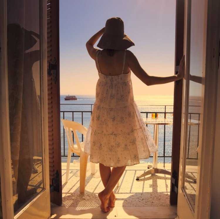 Девушка у окна с видом на море