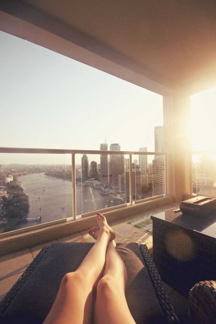 Девушка у панорамного окна