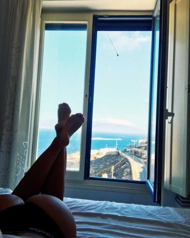 Anna Sedokova у окна