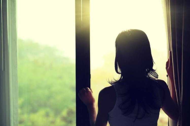 Девочка возле окна