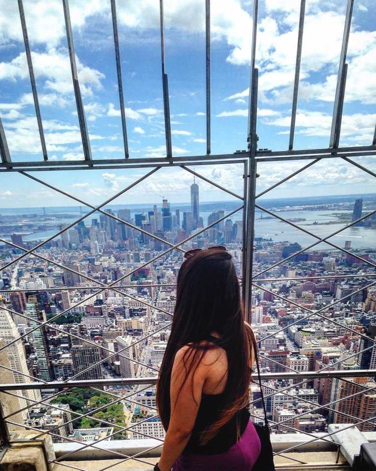 Брюнетка в городе со спины